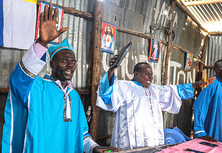 Believers worshipping in Kibera slums after churches reopen for services in Kenya.
Believers set back to their worshipping centres not minding social distancing a week and a half after the state declared rules regarding religious institutions amidst the Corona Virus pandemic.