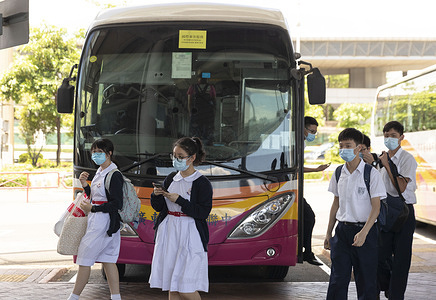 Cross-boarder students arriving at the Shenzhen Bay check point after their classes in Hong Kong.
Around 2,500 Secondary Three to Five cross-border students are allowed to enter Hong Kong through control points at Shenzhen Bay or Futian-Lok Ma Chau as long as they have tested negative for the coronavirus on Monday June 15.
