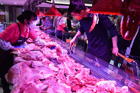 A man selects fresh meat at hualian supermarket in Fuyang. China's factory-gate prices rose at the slowest rate in 11 months in March, official data showed on Monday, amid rising commodity prices, a complicated external environment, and the resurgence of domestic COVID-19 cases. China's producer price index, which gauges factory-gate prices, rose 8.3 percent year-on-year in March, the National Bureau of Statistics said in a statement, easing from 8.8 percent in the previous month.