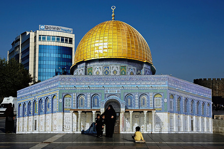 A replica of the Al-Aqsa Mosque in Jerusalem has been installed in Diyarbakir's central square in Turkey. This model aims to raise awareness of Israel's actions in Palestine, and it has captured the attention of onlookers.