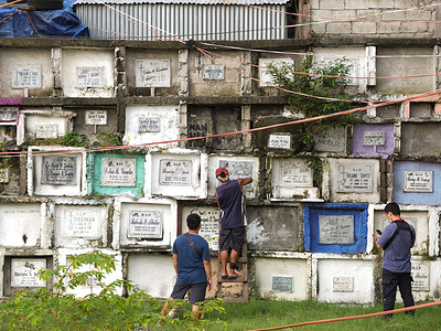 A man seen painting his departed relatives tomb.
The Coronavirus Task Force has allowed people to visit Cemeteries and Memorial Parks at the general community quarantine (GCQ) areas before the observance of All Saints Day. It will be closed from October 29 to November 4 to avoid gathering of large crowds due to Covid-19 pandemic.