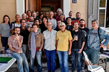 Press cartoonists and guests pose in front of the entrance to the Salle de l'Harmonie de l'Estaque. Intended for lovers of press cartoons, the fanzine "L'Encatané" was born from the will of two cartoonists (Christophe Charmag and Julien Viot alias Ïoo), a graphic designer (Peggy Despres) and a satirical press collector ( Cyril Bosc) to do something together related to press cartoons. The launch took place in the Salle de l'Harmonie de l'Estaque, with many press cartoonists, guests and lovers of press cartoons.
