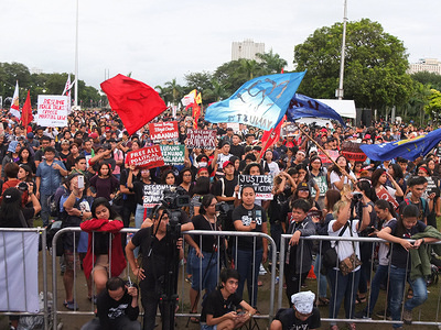 Thousands of youth and students hold placards and flags as they take part during the demonstration.
Thousands of Youth and students lead a broad multisectoral rally at the Quirino Grandstand in Manila on the eve of the 47th anniversary of the commemoration of the declaration of Martial Law by the Ousted dictator Marcos. Various groups of the dictatorial rule of President Duterte.