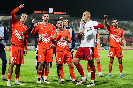 Team of Bruk-Bet Termalica Nieciecza seen during BETCLIC 1 POLISH LEAGUE 2024/2025 football match between Bruk-Bet Termalica Nieciecza and Wisla Krakow at Termalica Stadium (Nieciecza). Final score; Bruk-Bet Termalica Nieciecza 2 : 2 Wisla Krakow.