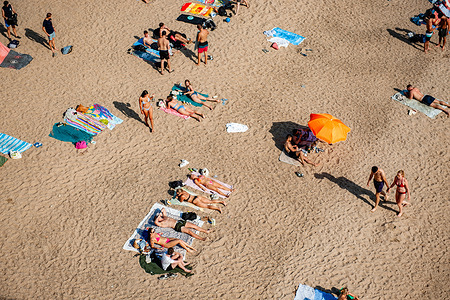 People are seen enjoying the sun on the banks of the Waal River. This weekend regional heat waves have been declared in parts of the Netherlands after the temperature passed 30 degrees. It's the fourth heat record in a row this week for "De Bilt" (the Royal Netherlands Meteorological Institute), making it clear that we are in a particularly warm period for the time of year.