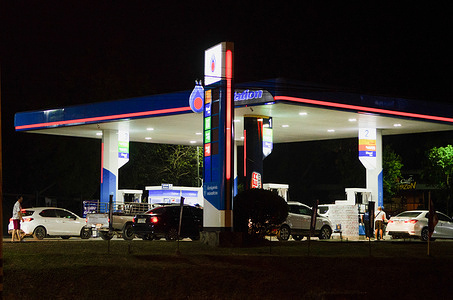 Motorists wait in long queues to fill up their vehicles at the PTT station. Motorists wait in long queues to fill up their vehicles at a petrol station in Mae Sot, Tak province, Thailand. Residents are rushing to buy fuel due to fears that the ongoing war in the Middle East will lead to fuel shortages and price hikes.