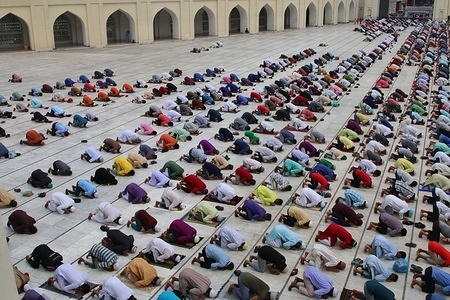 Muslims offer prayers obeying social distancing requirements on the last Friday (Jummah tul bidah) of the Islamic holy fasting month of Ramadan at the Baitul Mokarrn National mosque amid Coronavirus (COVID-19) crisis.
The holy month of Ramadan is a momentum for Muslims around the world to draw closer to Allah SWT (Subhanahu wa ta'ala) by expanding the Sunnah prayer, Dhikr, and Tadarus Al Quran.