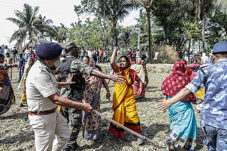 Police officers disperse a crowd of TMC (Trinamool Congress Party) members during the clashes.Clashes breakout after the leaders of TMC (Trinamool Congress Party) of Boyal area in Nandigram, West Bengal alleged that Bhartiya Janta Party members were capturing the poll station during the second phase of West Bengal assembly election, However BJP members denied the allegations.