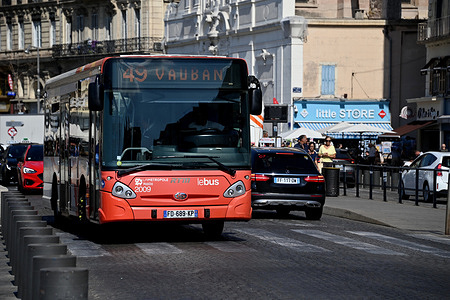 A bus on line 49 is seen traveling along the Vieux-Port in Marseille. Amid a budgetary crisis affecting the Aix-Marseille-Provence Metropolis, its president, Nicolas Isnard, announced on Thursday, September 24, 2026, the discontinuation of various free public transport services as a cost-saving measure.