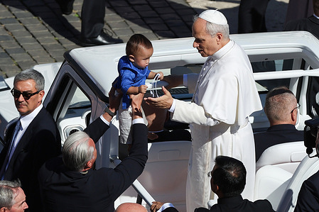 The pontiff blesses a child. Pope Leo XIV presided over the Holy Mass on Sunday, the Jubilee of Catechists, In front of thousands of faithful and pilgrims at St. Peter's Square.