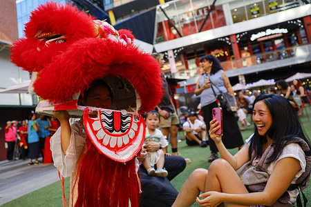 Visitors are seen holding a lion dance head during Lunar New Year’s Eve celebrations. Lunar New Year’s Eve celebrations take place at Melbourne Chinatown, where crowds gather to welcome the new lunar year with cultural performances, traditional decorations, and community festivities celebrating Asian heritage and renewal.