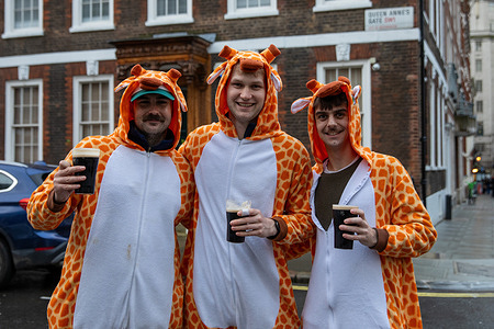 New Zealanders celebrate Waitangi Day by dressing in Giraffe costumes in Westminster London. Hundreds of New Zealand ex-pats marked Waitangi Day, with the annual Circle Line pub crawl through West and Central London. Starting in Paddington, participants visited several pubs along a route that followed the Circle Line Underground, before ending in Westminster with an outdoor party and a performance of the Māori Haka.