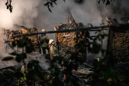 While firefighters extinguished the fire, the fire completely burned the upper floor of the wooden building to ashes. The fire, which broke out in the 2-story wooden building in the woods located on Beylerbeyi Sair Asaf Halet Celebi Street in Uskudar, Istanbul, was brought under control after approximately 1 hour of intervention by the firefighters.
