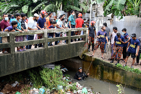 Rescue workers are seen conducting search operations at Jhilpar sewer in the capital Dhaka.
A man went missing on Tuesday after falling into a sewer at Jhilpar in the capital Dhaka. Two units of Fire service and a team of divers conducted a day-long rescue operation to rescue the missing person.