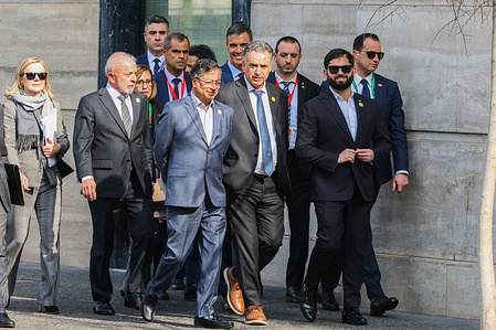 The President of Chile, Gabriel Boric Font (right), is seen with the Presidents of Brazil, Luiz Inácio Lula da Silva (left); Spain, Pedro Sánchez (center back); Uruguay, Yamandú Orsi (center right); and Colombia, Gustavo Petro (center left), during a forum on democracy and multilateralism at La Moneda Palace. The President of Chile, Gabriel Boric Font, received the Presidents of Brazil, Luiz Inácio Lula da Silva, of Spain, Pedro Sánchez, of Uruguay, Yamandú Orsi; and of Colombia, Gustavo Petro during the meeting. The High-Level Meeting "Democracy Always" is a follow-up to the first meeting of the initiative "In Defense of Democracy, Fighting Extremism," organized in 2024 by the presidents of Brazil and Spain, in the context of the 79th session of the United Nations General Assembly. The meeting has three main axes: strengthening democracy and multilateralism; reducing inequalities; and combating the spread of disinformation, as well as regulating emerging technologies.