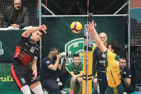 Klemen Cebulj of Asseco Resovia (L) and Miguel Tavares of Aluron CMC Warta Zawiercie (R) seen in action during the Polish Cup 2025/2026 Volleyball match between Aluron CMC Warta Zawiercie and Asseco Resovia at Municipal hall. Final score; Aluron CMC Warta Zawiercie 0:3 (22:25, 25:27, 25:27) Asseco Resovia.