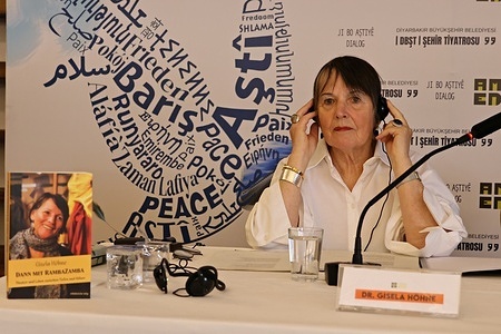 German theater director Gisela Hohne, is seen speaking at the Amed International Theater Festival. German theater director Gisela Hohne (Höhne) attended the 11th Amed International Theater Festival in city of Diyarbakir in Turkey, organized by the Diyarbakir Metropolitan Municipality and the Amed City Theater. Hohne met with theatergoers during a discussion titled “Making Theater with a Different Approach.”