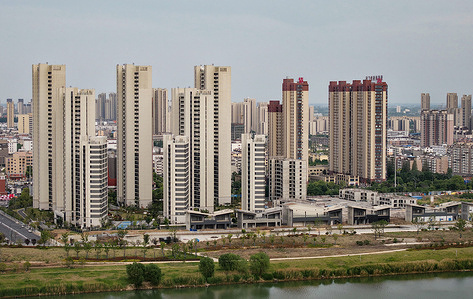 (EDITORS NOTE: Image taken with drone)
Some high-rise residential building communities in the city. Nationwide, 24 out of China's 70 major cities saw month-on-month increases in new home prices in March, up from 18 in February, according to the National Bureau of Statistics (NBS). Prices of second-hand homes rose in 10 cities in March, seven more than the previous month. Home prices in first-tier cities posted gains, while declines in second and third-tier cities generally narrowed.