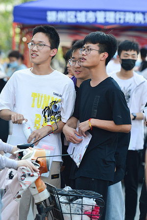 Candidates gather at Hongqi middle school to get familiar with the environment of the examination room before the college entrance exams.In 2021, 10.78 million people signed up for the college entrance examination in China, an increase of 70000 over last year, reaching a new record. The national college entrance examination in 2021 will be held on June 7th and 8th.