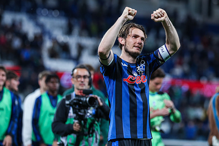Marten De Roon of Atalanta BC celebrates the victory at the end of the match during Serie A 2024/25 football match between Atalanta BC and AS Roma at Gewiss Stadium. Final score; Atalanta 2 : 1 Roma.