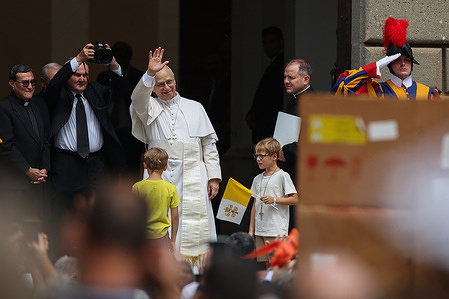 The Pope meets two children dressed in the Vatican colors, white and yellow. Pope Leo XIV recites the Angelus of the Assumption on August 15 and imparts his blessing to the thousands of faithful present from the entrance of the Apostolic Palace in Castel Gandolfo. The Pope is spending a holiday at Villa Barberini in Castel Gandolfo.