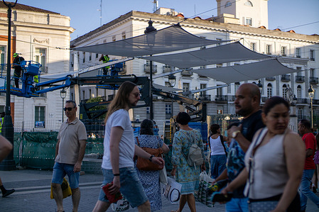 Awnings are installed by Madrid City Council in the city center to reduce the high temperatures for pedestrians.
