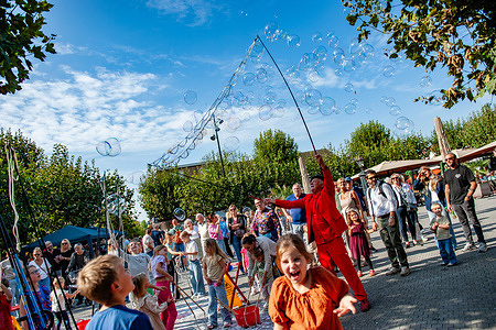 A man entertains children with huge water bubbles. The city centre of Wijchen, Netherlands, became an open-air gallery for the Open Dutch Living Statues Championship. Organized by the BELEEF WIJCHEN Foundation, the annual event brought together professional performers from the Netherlands and abroad, who competed before a panel of judges and entertained audiences with elaborate costumes and theatrical charac