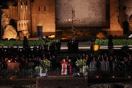 Pope Leo XIV leads the Good Friday Way of the Cross by carrying the Cross throughout the Colosseum. Thousands of faithful participated in the Good Friday rite, amid prayer, silence, and meditation, illuminated by the light of torches along the ancient stones of the Roman amphitheater. It was an intense moment that called for reflection on pain, hope, and the journey of faith.