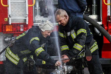 Firefighters prepare to extinguish fire.A fire has broken out at the European Square in central Kiev. The fire services department pointed out that the fire was caused by the overheating and burning of the underground telecommunication cables.