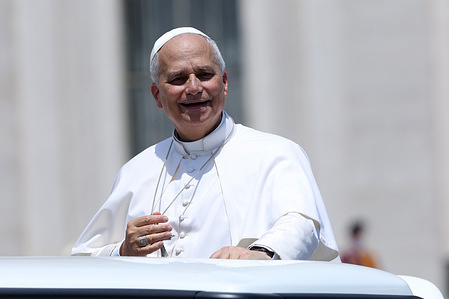 The pontiff seen waving to the faithful as he leaves the square in the popemobile. Pope Leo XIV presides over the Wednesday General Audience in St. Peter's Square.
This morning, thousands of faithful and pilgrims from around the world gathered in St. Peter's Square to participate in the Wednesday General Audience with Pope Leo XIV. A moment of prayer, listening, and communion that filled the square with hope, reflection, and joy.