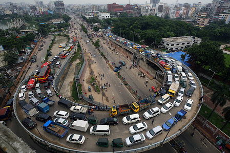 The empty lower road of Rampura U loop blocked by demonstrators during the protest.
A large number of rickshaw-pullers and owners blocked Dhaka roads for the second day, demanding the city authorities to reverse a ban on rickshaws on three important streets in the capital. The action increased sufferings of the pedestrians and commuters in different areas from Dhaka.