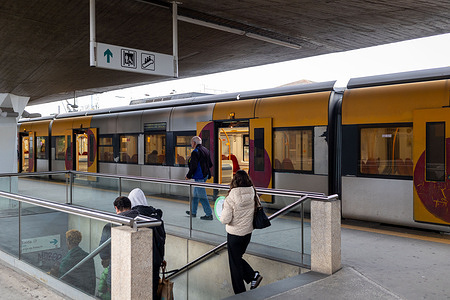 Passengers are seen leaving the train at Campanhã station in Porto, as the national general strike causes delays and service disruptions across the rail network. The impact of the national general strike called by UGT and CGTP. From the first hours in the morning, daily life was disrupted: schools closed, metro and bus services halted, and hospitals operated with reduced staff. The strike reshaped the rhythm of the city, leaving classrooms empty, transport stations crowded with delays, and medical services under strain.