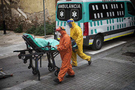 Two ambulance personnel are seen wearing virus safety clothing taking an elderly man to the hospital who has tested positive for the coronavirus test.
The COVID19 crisis is festering with the elderly living in nursing homes. According to Social Affairs, since the beginning of the crisis, more than 1,100 elderly have already died.