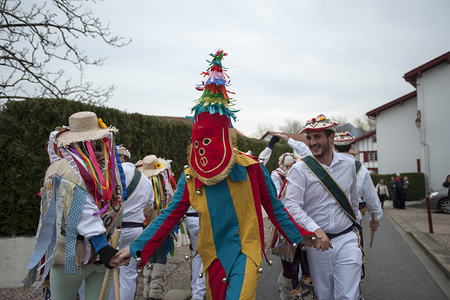 Masked participant called "katalin gorri" makes the dances with the dancers and Txatos in the streets during the carnival.
The Urrugne carnival was recovered and carried out by young people from a Basque-Spanish collective French, who gather in a parade to wake the mother earth and to welcome spring. The parade includes: joaldunak (lords of the cowbells), rams, bear, dancers, katalin gorri (lords of red hat), txatos (people dressed up in colorful clothes and hats), who make the carnival presentations in the most festive air.