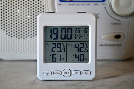 A personal weather station shows an indoor temperature of 29.9°C and an outdoor temperature of 42.5°C in the shade in Marseille.