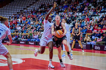 Klara Holm of Spar Girona and Alima Dembelé of Club Joventut Badalona in action during the Spanish Women's Basketball League, Liga Femenina Endesa, gameday 16 between Spar Girona and Club Joventut Badalona at Fontajau Pavilion. Final scores: Spar Girona 68-64 Club Joventut Badalona