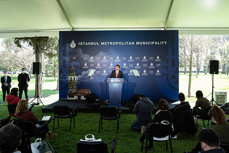 Mayor of Istanbul Ekrem İmamoğlu, one of the biggest opponents of the project, at a press conference last April where he reported on the consequences of Canal construction.
The Erdogan government will begin work this summer to open a new waterway north of Istanbul. This controversial mega-project will have irreversible environmental consequences. The construction of a luxury residential area along the canal will also cause the displacement of thousands of people currently living in the area.