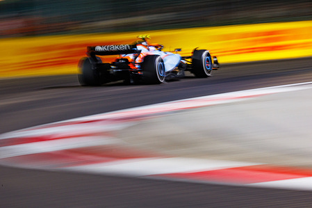 Logan Sargeant of United States drives the (2) Williams FW44 Mercedes during the F1 Grand Prix of Singapore at the Marina Bay Street circuit.