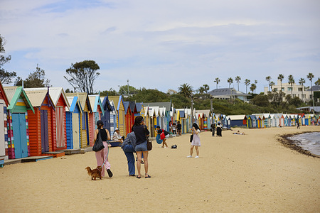 People gather at Brighton Beach during a hot day as temperatures reach 34°C and over 40°C in regional Victoria. Victoria experiences a severe heatwave with temperatures rising to about 34°C and exceeding 40°C across regional areas. Authorities advised people to stay hydrated and avoid prolonged exposure as beaches and coastal spots became crowded with residents seeking relief from the heat.