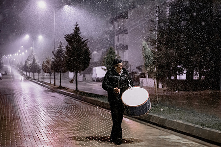 Hüseyin Gökmen, who is 53-years-old, lives in Çukurköy and beats a drum around the village to wake up the villagers for Sahur during Ramadan. Sahur is the meal that Muslims consume before their fast starts during the holy month of Ramadan. Since 1995, Hüseyin Gökmen has roamed around his village to wake up his neighbors during Ramadan before sunrise. Also, during Ramadan, Gökmen temporarily closes his artisan restaurant. Hence, his only source of income during Ramadan comes from the tips given him by the villagers.