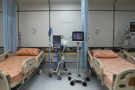 Medical device and hospital beds inside the Mac Ward during the launch.
Taiwan and US launched the MAC Ward, a modular eco-friendly hospital ward, designed by the Centre For Innovation of Fu Jen Catholic University Hospital and a Taiwanese company, Miniwiz. The ward can be quickly deployed around the world to treat people with coronavirus.