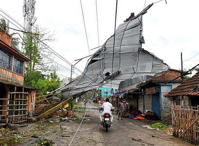 A roof of a house seen hanging on electric wires during the aftermath.
Cyclone Amphan has hit west Bengal with a speed of 150 Km/ hr. which caused huge destruction of lively hood and 76 deaths have been reported so far.