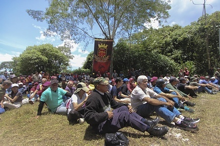 A group of civilians gather outside a military training barracks in the city of San Cristóbal. This weekend, training sessions for militiamen, reservists, and volunteers were held at various barracks and military training centers in Venezuela, organized by the government of Nicolás Maduro. The activities included physical and tactical exercises, discipline training, and enlistment processes, as part of what authorities describe as an effort to strengthen “national defense” through civil-military mobilization.