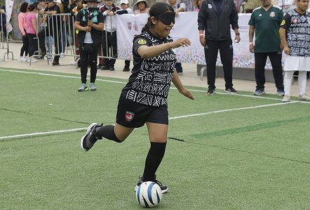 A player of the Rinox blind football teamy seen in action during the Monument to the Revolution in anticipation of the 2026 World Cup which will be held in June of this year. Also known as Blind football or football for the Blind, it is an adaptation of football for athletes with visual impairments. The sport has been governed by the International Blind Sports Federation (IBSA) since 1996 and is played with modified FIFA rules.
It was first featured at the 2004 Athens Paralympic Games and has been included in every games since.