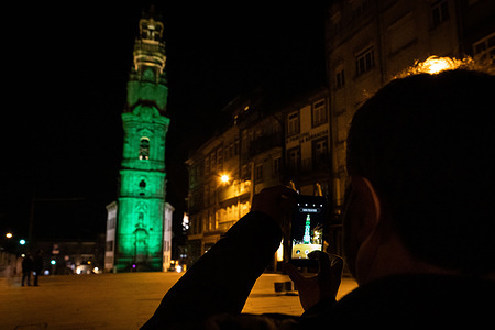 A man takes photos of the Clérigos Tower lit up in green.
The Global Greening is organised by Tourism Ireland and aims to bring some positivity and hope by shining a green light in as many locations around the world as possible, giving the Irish Diaspora a sense of connection with home while celebrating St Patrick’s Day. Clérigos Tower joins the St Patrick’s Day celebration being lit in green light from 7pm to midnight.