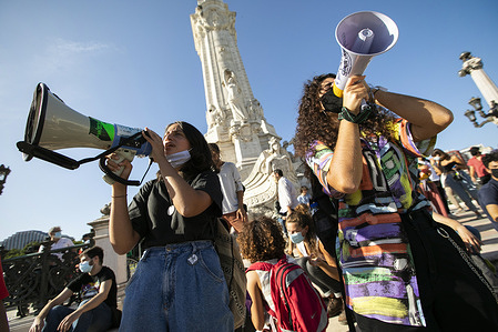 Protesters shouting slogans on megaphones during the climate strike.
Portuguese students joined the international movement “Fridays for Future” in Lisbon to protest against the climate situation amid the Covid-19 pandemic. This strike aims to alert political leaders worldwide to the seriousness of the climate problems.