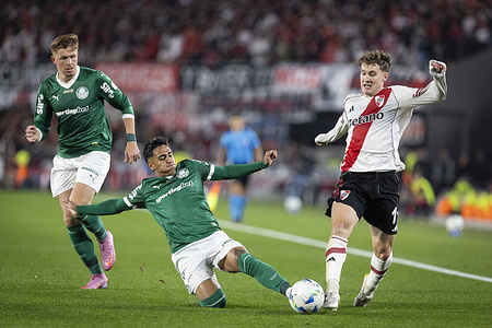 Facundo Colidio of River Plate seen in action with Facundo Torres and Bruno Fuchs of Palmeiras during the Copa CONMEBOL Libertadores 2025 Quarter-final first-leg match between River Plate and Palmeiras at Estadio Más Monumental Antonio Vespucio Liberti. Final score River Plate 1 : 2 Palmeiras