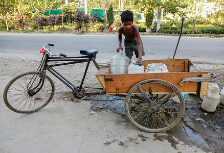 An Indian boy seen loading water containers onto a bicycle cart in Mohali city.
Punjab, a state bordering Pakistan, is the heart of India’s Sikh community. The state is bordered by the Indian states of Jammu and Kashmir to the north, Himachal Pradesh to the east, Haryana to the south and southeast, Rajasthan to the southwest, and the Pakistani province of Punjab to the west. Punjab is primarily agriculture-based due to the presence of abundant water sources and fertile soils. The population of Punjab is estimated to be 30,452,879 (30.4 million) in 2018.