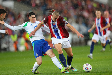 Alessandro Bastoni of Italy (L) and Erling Haaland of Norway (R) seen in action during European World Cup Qualifiers 2026 football match between Norway and Italy at Ullevaal Stadium (Oslo). Final score; Norway 3:0 Italy.