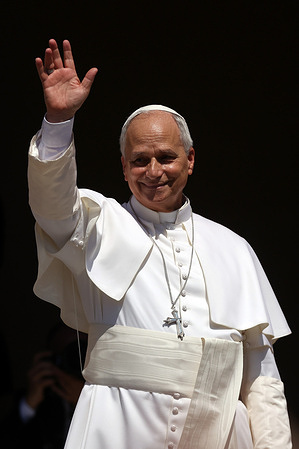 The pontiff greets the faithful at the end of the Angelus. Pope Leo XIV led the Angelus prayer from the papal residence overlooking Piazza della Libertà in Castel Gandolfo, addressing the faithful and pilgrims who have come from various locations to participate in the traditional Sunday gathering. At the conclusion of the prayer, the Pontiff greeted those present and imparts his apostolic blessing.